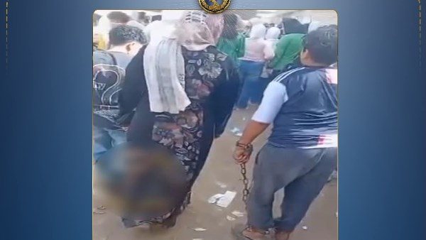  بيهرب كتير.. تفاصيل اصطحاب سيدة نجلها للمدرسة مكبلا بجنزير وقفل 