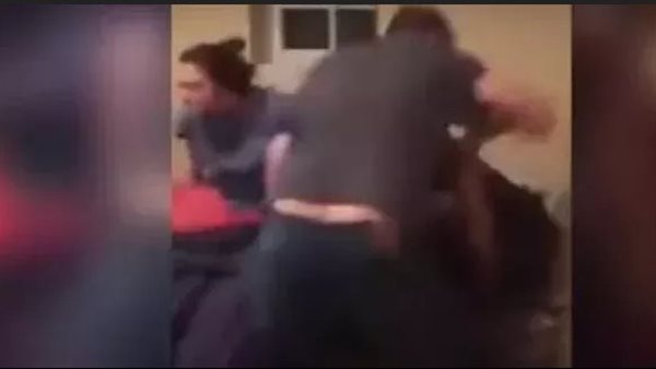 ضبطوه مع قريبتهم في وضع مخل.. تفاصيل القبض على 8 أشخاص بتهمة احتجاز شاب وتقييده في الجيزة