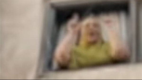تفاصيل القبض على أرملة سبت نجل زوجها ولوحت بإشارات خادشة بالإسكندرية | فيديو