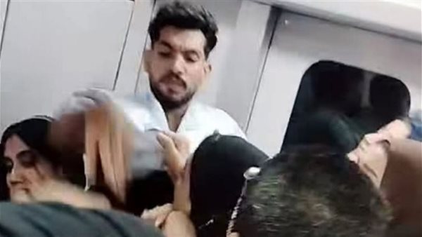 سحلها من شعرها وخلع ملابسه.. لقطات صادمة لمشاجرة داخل عربة السيدات بالمترو | شاهد