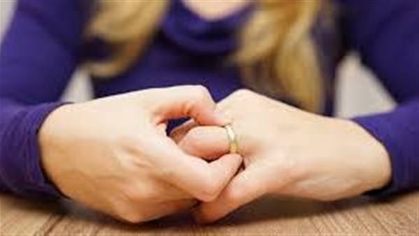 اتصدمت لما حلق شعره.. فتاة تقيم دعوى خلع ضد زوجها بسبب حجم أذنه 
