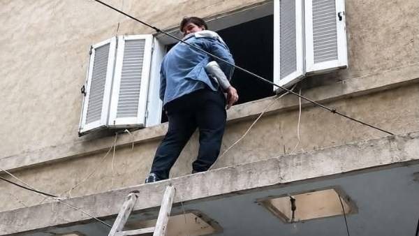 لقطات أثارت الجدل.. هل يعاقب القانون الأب على تسلق منزل الطليقة لرؤية الأبناء؟ | فيديو