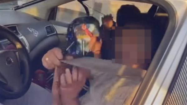 شارب وبرفقته فتاة.. فحص فيديو سائق متهور عرّض حياة المواطنين للخطر 