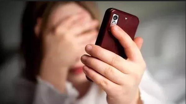 تفاصيل القبض على المتهم بنشر فيديو مخل لموظفة وتهديدها بالشيخ زايد
