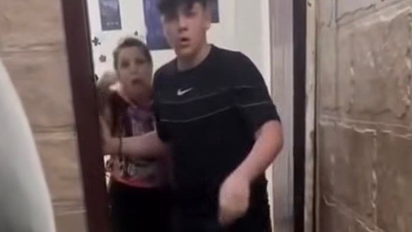 تفاصيل استغاثة مصري بعد إصابته بـ45 غرزة بالوجه في مشاجرة مع أسرة سورية | فيديو