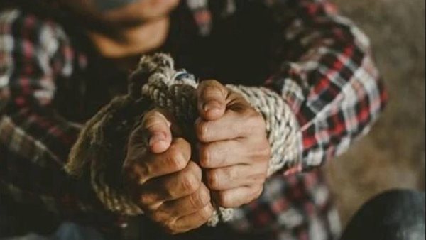 ربطه بحبل وطعنه بسكين.. تفاصيل ضبط عاطل أنهى حياة صديقه لمطالبته بممارسات غير أخلاقية بالوراق
