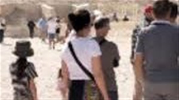 تفاصيل ترحيل بلوجر أمريكي وصديقته ومنعهما من دخول مصر بعد واقعة تصوير مشبوهة بوادي الملوك