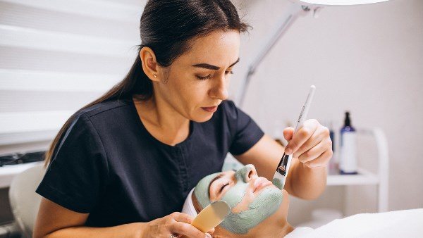 تفاصيل إحالة صاحبة إمبراطورية التجميل الفاخرة للجنايات