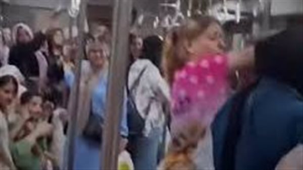  خناقة الشبشب في مترو الأنفاق.. لقطات صادمة لمشاجرة سيدتين سودانيتين | فيديو
