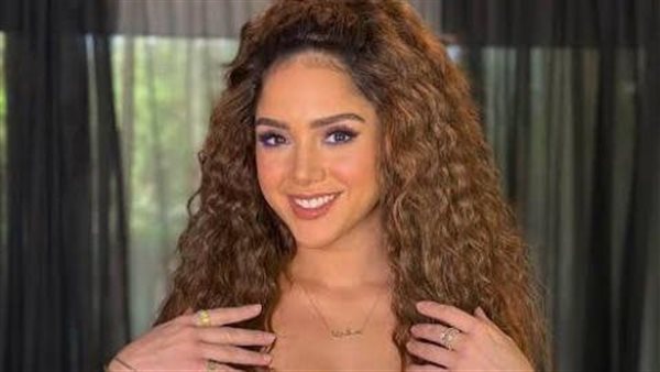فستان لافت.. رنا رئيس تخطف الأنظار بهذه الإطلالة | شاهد