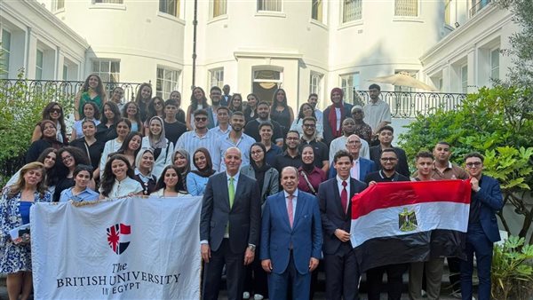 رئيس الجامعة البريطانية يلتقي سفير مصر بالمملكة المتحدة بمشاركة عدد من الطلاب