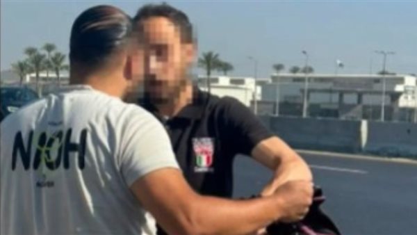 لامس جسدها.. لقطات مثيرة لتحرش مهندس بفتاة داخل ميكروباص بالمنصورة | فيديو