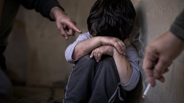  شياطين في ثوب بشر.. كيف أنهت أم حلوان وعشيقها حياة صغيرها تعذيبًا؟ 