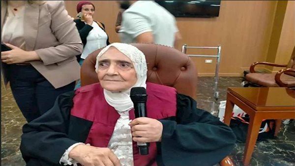 هزمت السرطان وحققت حلمها.. باحثة تحصل على الدكتوراه بعمر 83 عامًا بالمنصورة