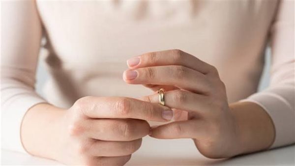 بيخاف من طليقته أكتر مني.. عبير تطلب خلع زوجها في محكمة الأسرة