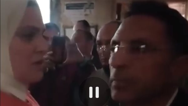 بخيل وملوش علاقة بمصاريف الأولاد.. اعترافات مثيرة لزوجة ممثل طنطا المتهمة بالتعدي عليه في المحكمة