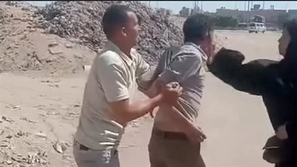 بحق كل لقمة عيش كلتيها من إيدي اضربيني تاني.. فيديو تقييد شخص وصفعه من سيدة ورجل وسط الشارع يثير الغضب 