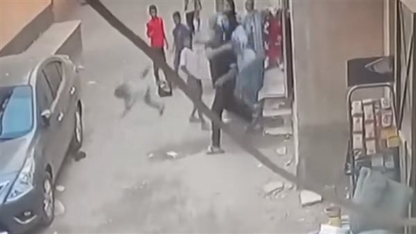 انتقاما من طليقته.. لقطات صادمة لأب يلقي طفله تحت عجلات سيارة | فيديو