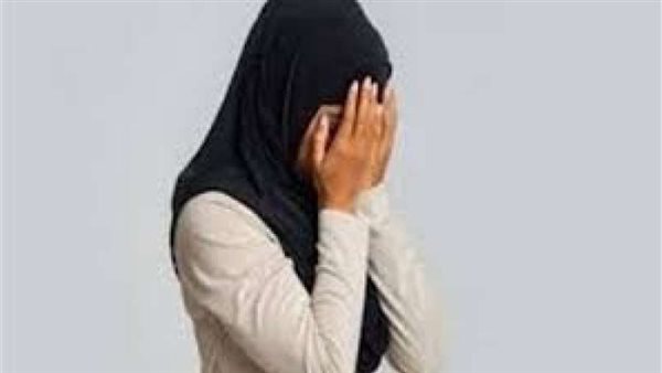 40 سنة زواج انتهت بطلاق غيابي.. مأساة سيدة تحملت العنف والديون من أجل أبنائها