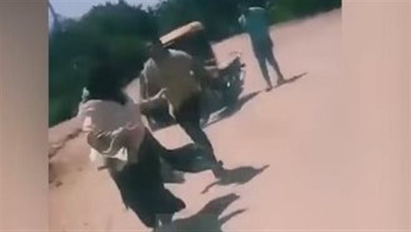 خلعوا حجابها وبهدلوها.. لقطات صادمة للاعتداء على محامية بسبب قضية حضانة بالشرقية | فيديو