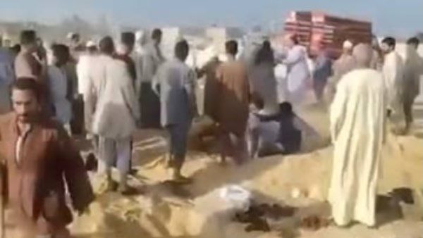 مشهد مؤلم يهز القلوب.. مشاجرة داخل المقابر أثناء تشييع جنازة | فيديو