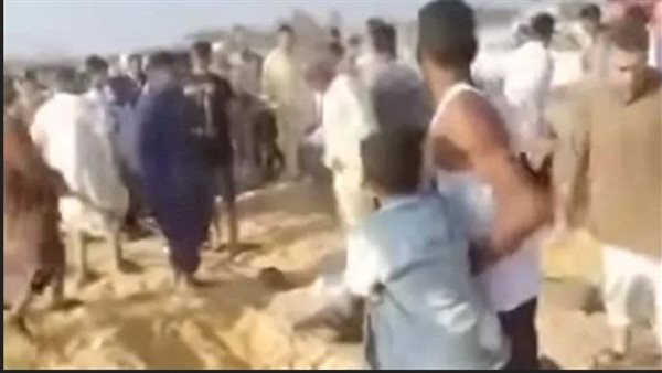بلطة في وجه المشيعين.. كيف تحولت جنازة عروس إلى خناقة داخل مقابر بني سويف؟ | فيديو