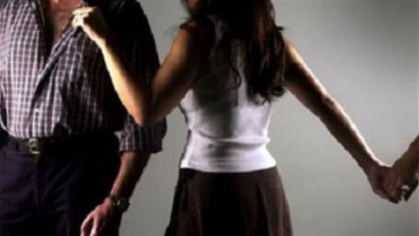 تفاصيل مثيرة.. مذيع يتهم زوجته عرفيًا بالجمع بين زوجين وسرقة مشغولات ذهبية بالبساتين