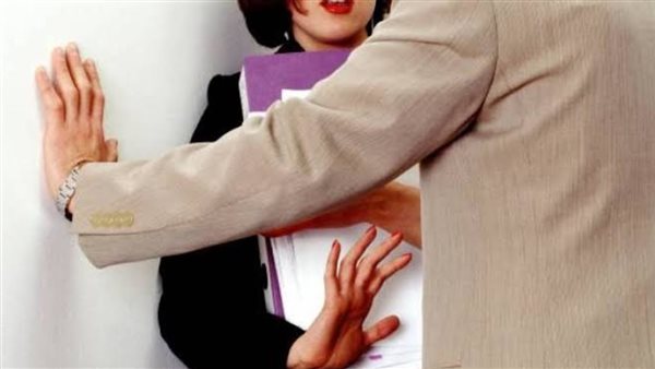 تحرش بها.. طبيبة أسنان تستعين بخالها وابنه لضرب عامل بأكتوبر 