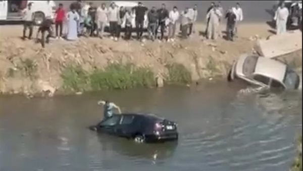 مبيعرفش يعوم.. شاب يقفز في الترعة لإنقاذ أسرة من الموت بالغربية | فيديو