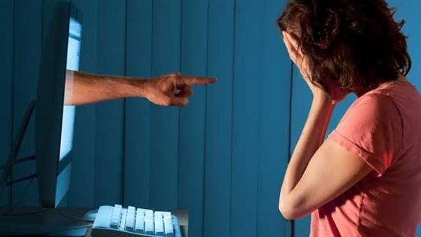 أكرهها على توقيع إيصالات أمانة..تفاصيل القبض على المتهم بابتزاز سيدة جنسيا في الوراق