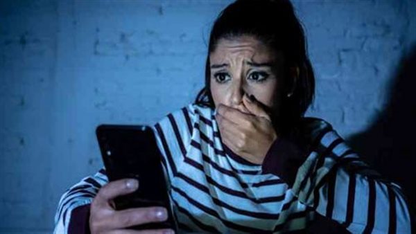 صور بهدوم البيت.. أقوال مثيرة لضحية ابتزاز صاحب محل هواتف بالوراق