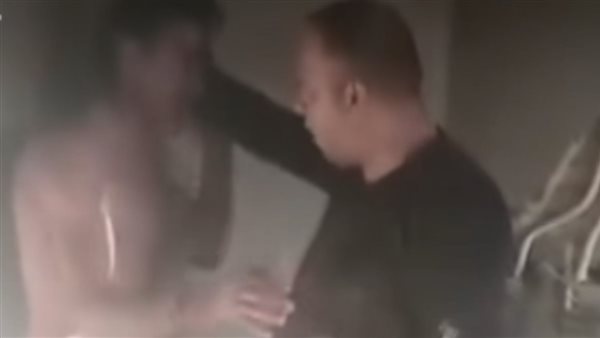 كفاية ضرب أنا تعبت.. فحص فيديو لشاب يحتجز شخصا ويعتدي عليه 