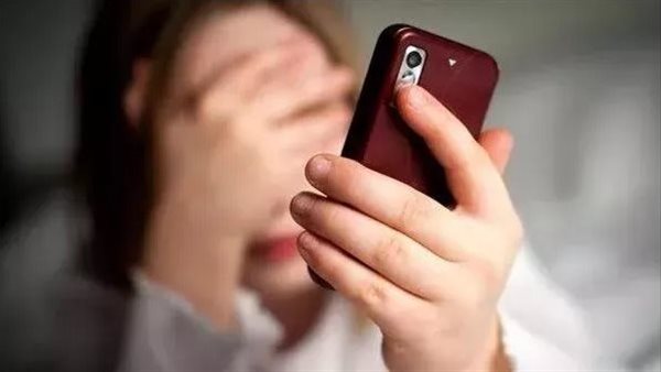 استولى على صور شخصية من هاتفها.. قرار جديد بشأن المتهم بابتزاز سيدة بالوراق