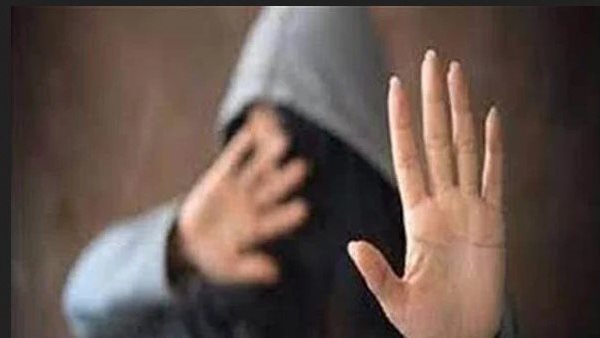 اركبي معانا.. تفاصيل مثيرة في تحرش شباب بفتاة أمام مطعم شهير بمدينة نصر