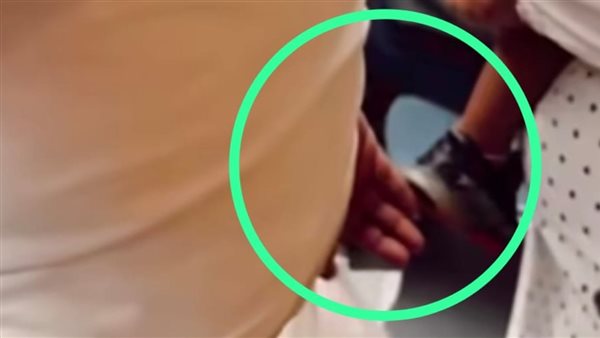 وهي شايله ابنها.. لقطات صادمة لتحرش شاب بسيدة في المترو | فيديو
