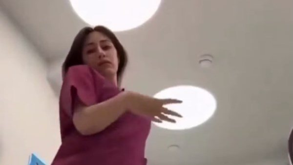  مفاجأة غير متوقعة.. حقيقة رقص طبيبة أسنان داخل العيادة | شاهد