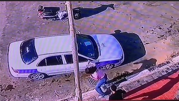 سحلها وقطع شعرها.. لقطات صادمة لاعتداء شاب على فتاة ببورسعيد | فيديو