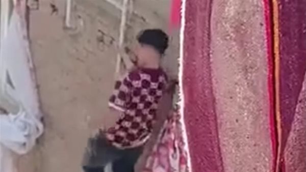 لقطات مثيرة.. أول تحرك بعد رقص شاب فوق مواسير الغاز | فيديو