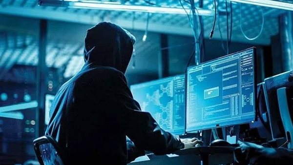  شقة مهجورة وملابس نسائية.. كيف سقط رجال الأعمال بفخ ابتزاز هاكر حلوان ؟ 