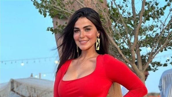  فستان جريء.. رانيا منصور تخطف الأنظار بهذه الإطلالة | شاهد