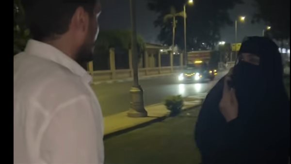 سايب مراتك وبتعمل ايه.. سيدة تضبط زوجها مع فتيات داخل سيارة بالإسماعيلية