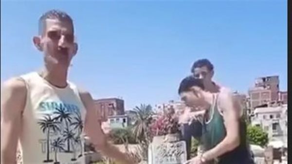 هحرمك تقرأ الفاتحة على أخوك.. فيديو مقابر عمود السواري في الإسكندرية يثير الجدل | شاهد