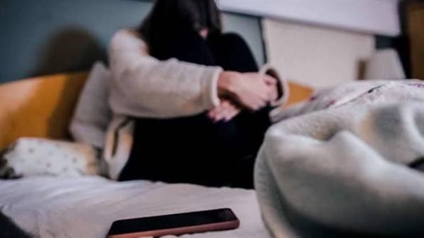 فلاشة عليها صور.. قرار بضبط وإحضار المتهم بسرقة شخص وابتزازه بصور زوجته لسنوات