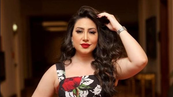 فستان جريء.. بوسي تخطف الأنظار بهذه الإطلالة | شاهد