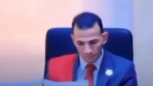  جلس على منصة الحكم وارتدى الوشاح.. نهاية القاضي المزيف ومحاكمته أمام الجنايات 