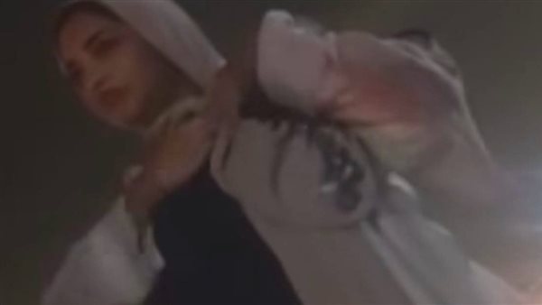 خربشت نفسها في حته حساسة.. فتاة تتهم سائق بالتحرش بها | فيديو مثير