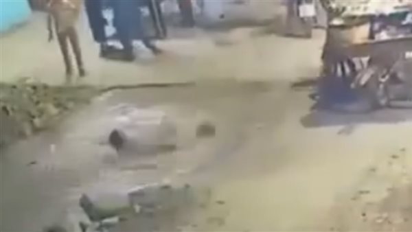  مفاجأة بشأن فيديو سقوط طفل وشاب داخل بركة مياه في الشارع 