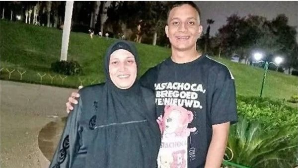 لم تتحمل رؤية النعش.. تفاصيل وفاة أم حزنا على نجلها في شبرا الخيمة