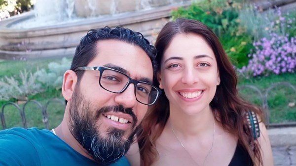 جريمة بشعة في التجمع الخامس..تفاصيل العثور على جثامين أسرة كاملة داخل سيارة مغطاة 