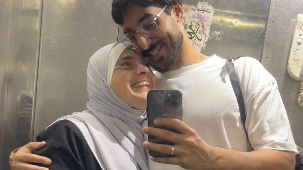 سايبة لبابا طقم العزاء مكوي في الدولاب.. شاب يرثي والدته بكلمات تهز القلوب